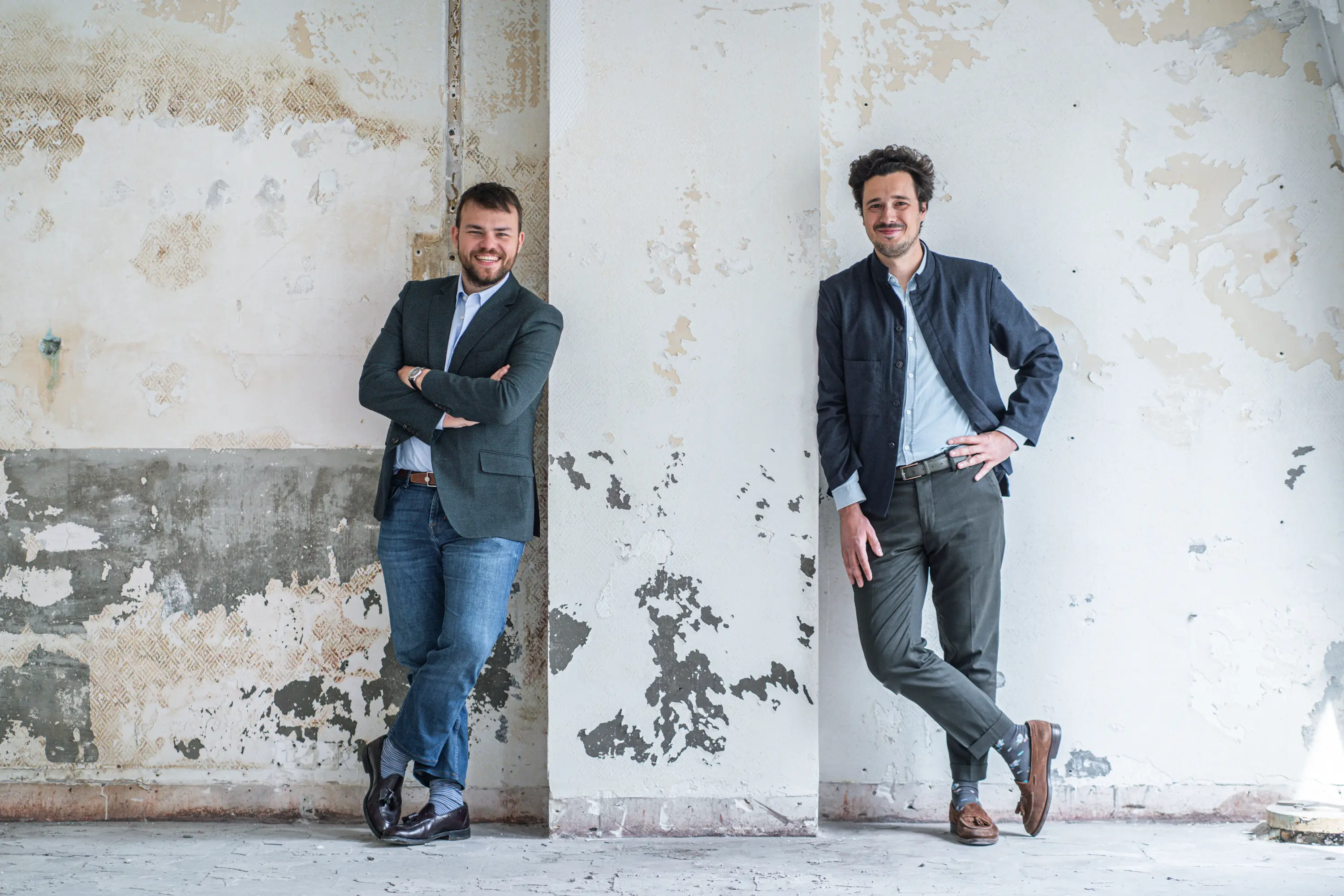 portrait d'artisan dans son atelier devant machine industrielle