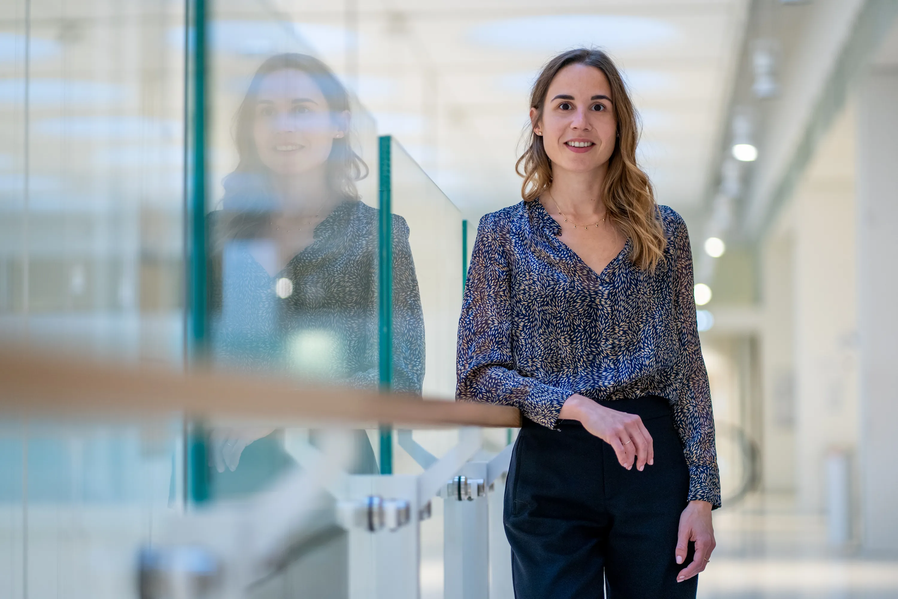 portrait dirigeante femme dans bureau avec reflet vitré Paris