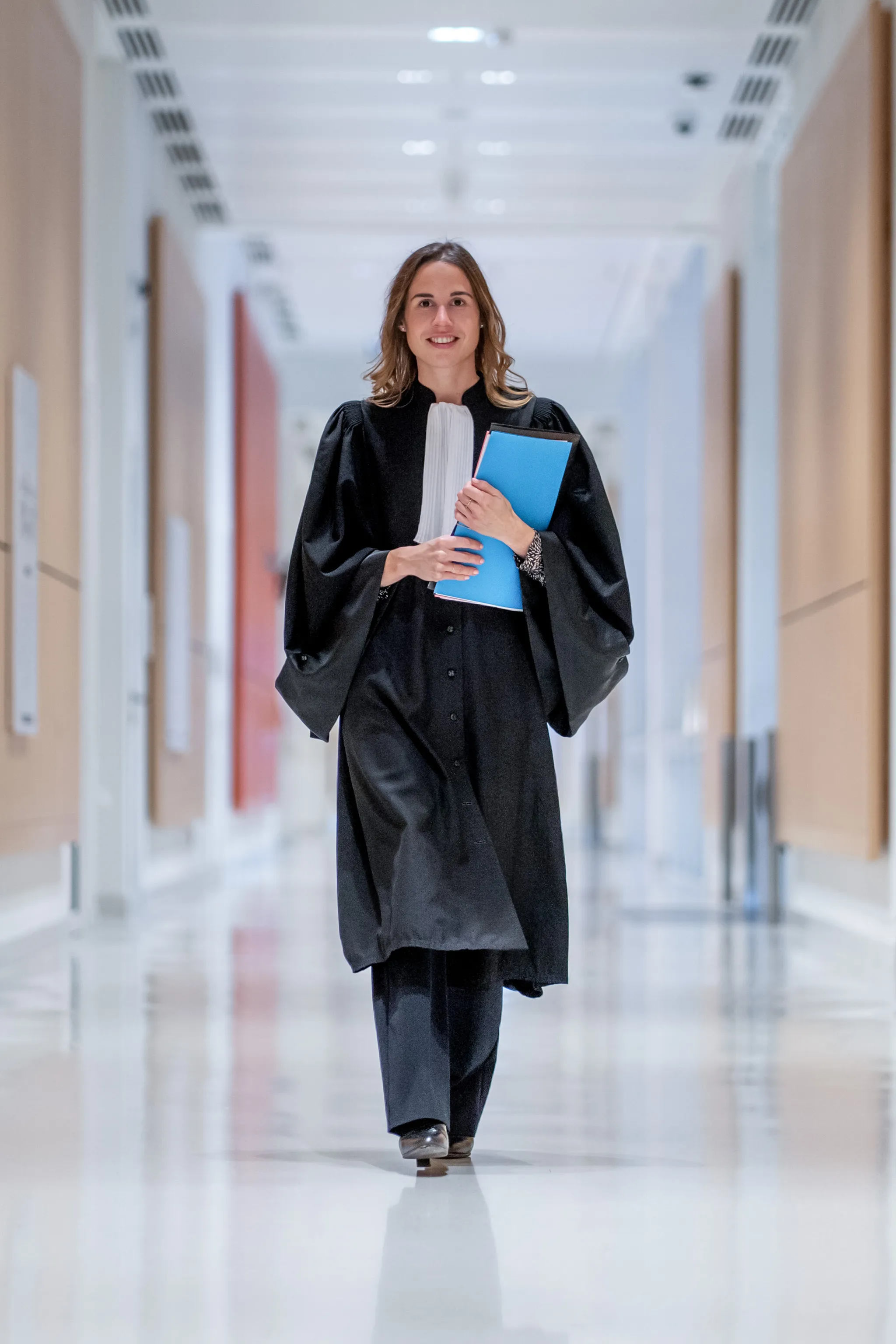 portrait femme cadre près paroi en verre immeuble professionnel Paris