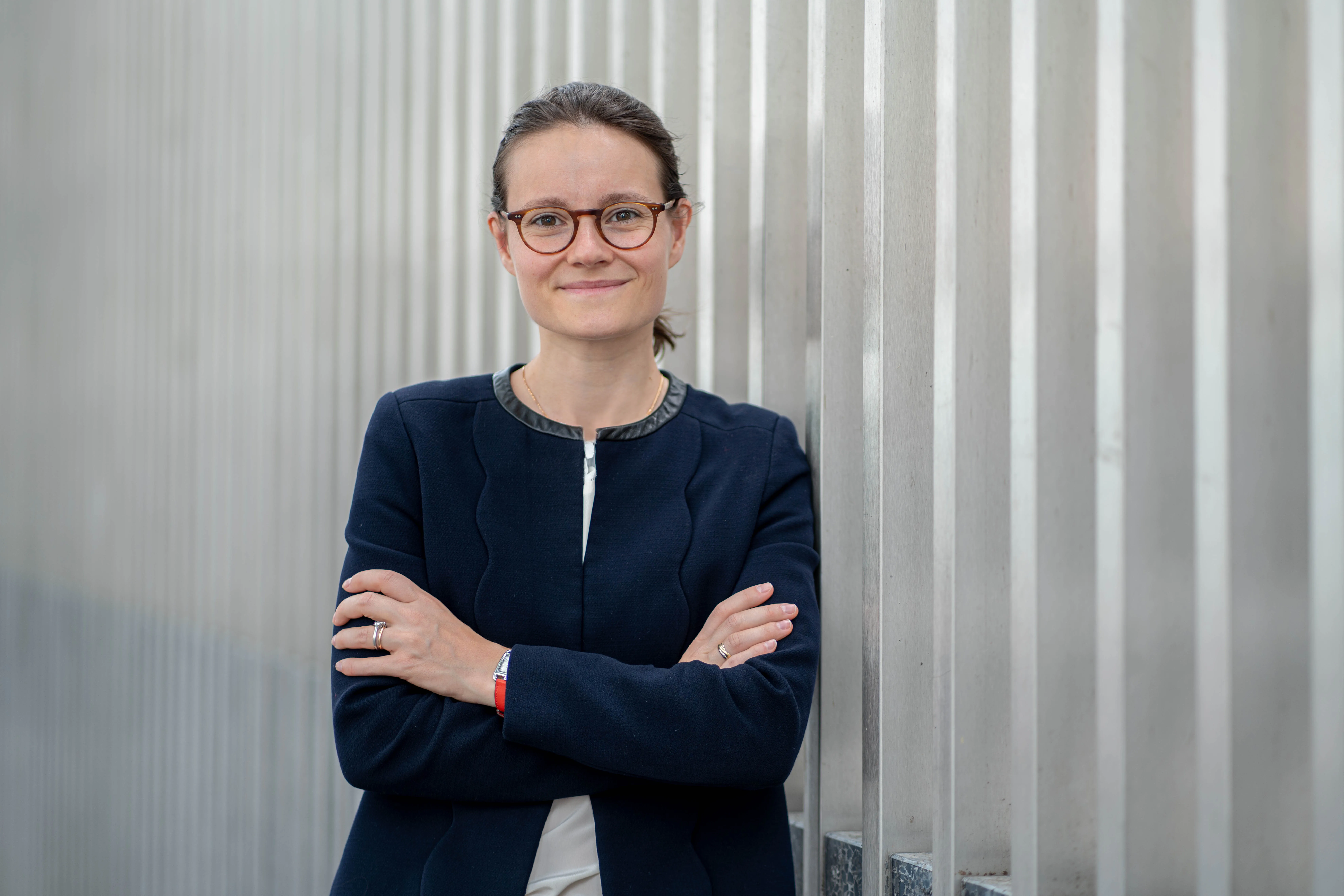 portrait professionnel femme souriante colonnes lumineuses La Défense