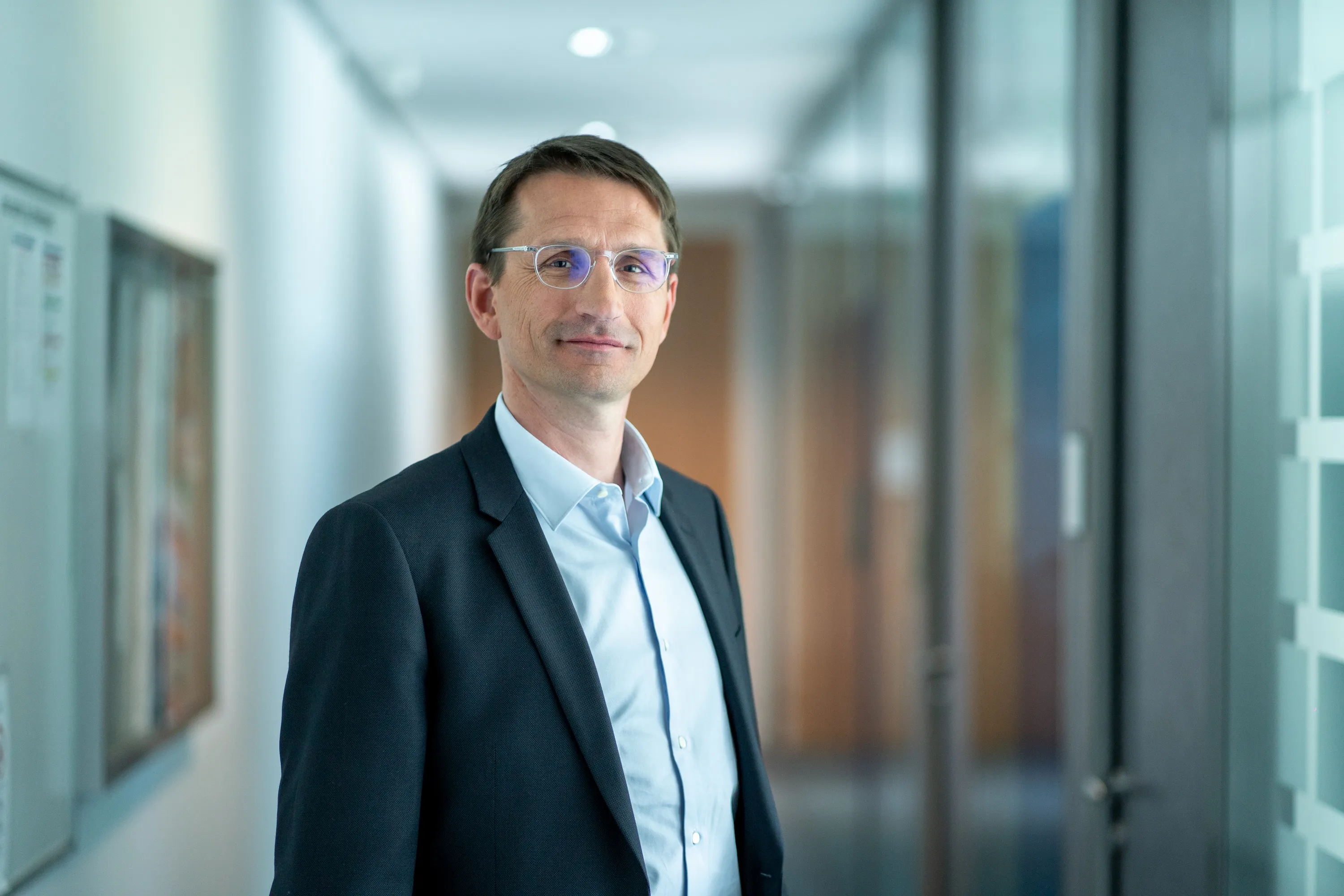 portrait d'avocate en robe dans un couloir de tribunal Paris