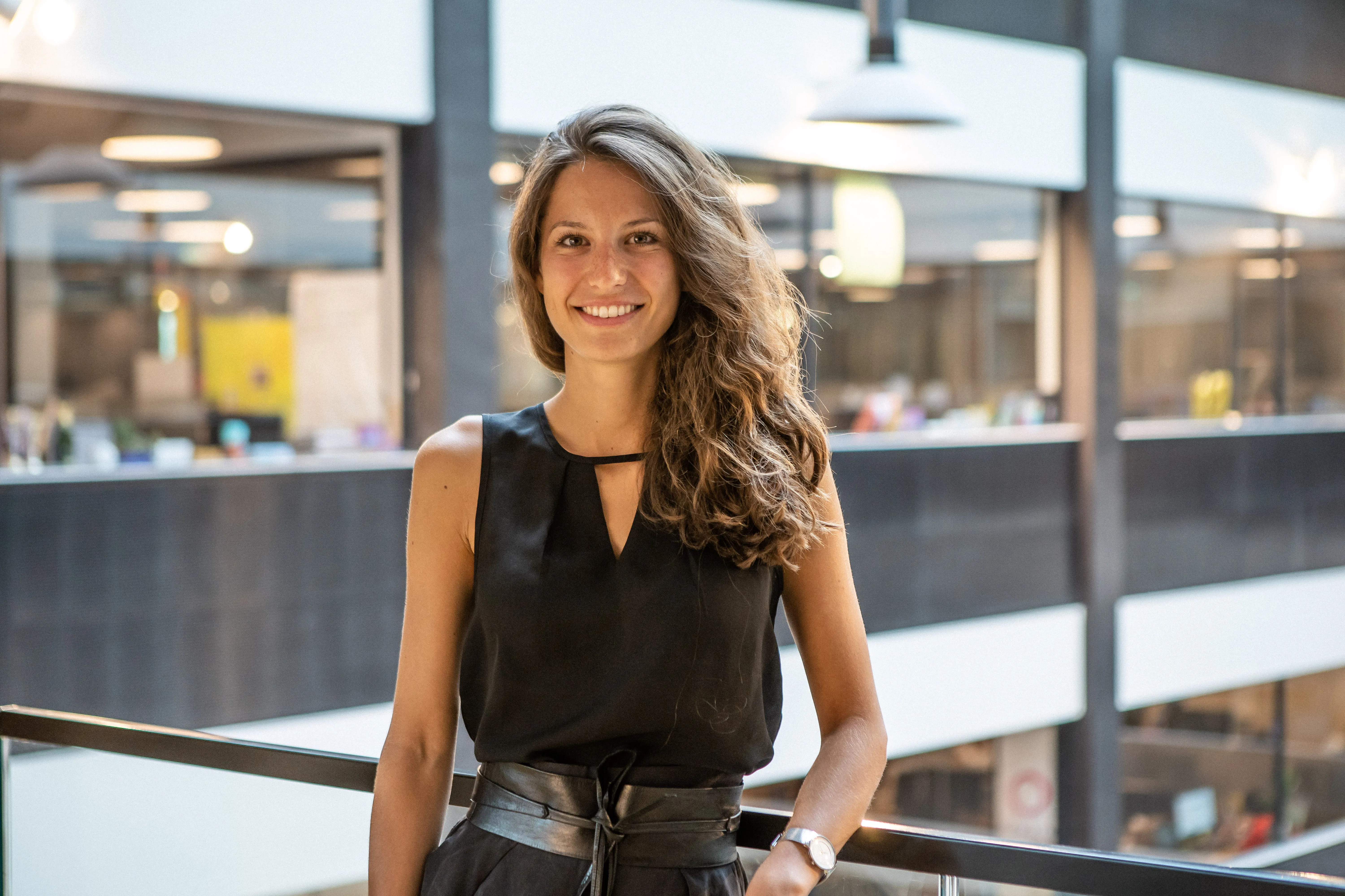 portrait femme dans un showroom atelier ambiance naturelle Paris