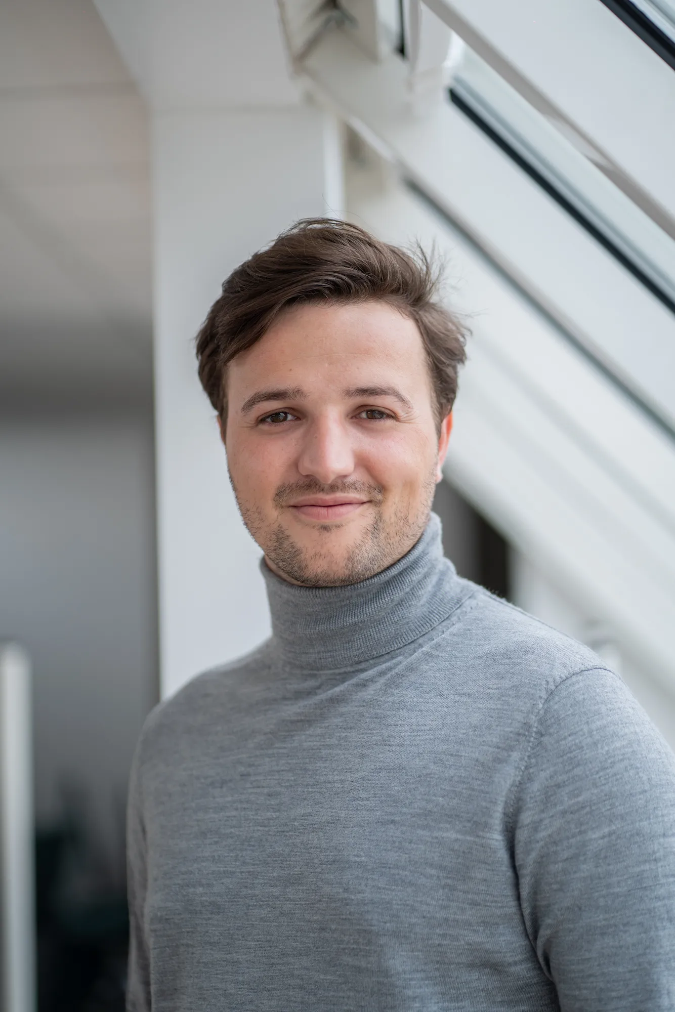 portrait corporate femme en blazer noir couloir d'entreprise La Défense
