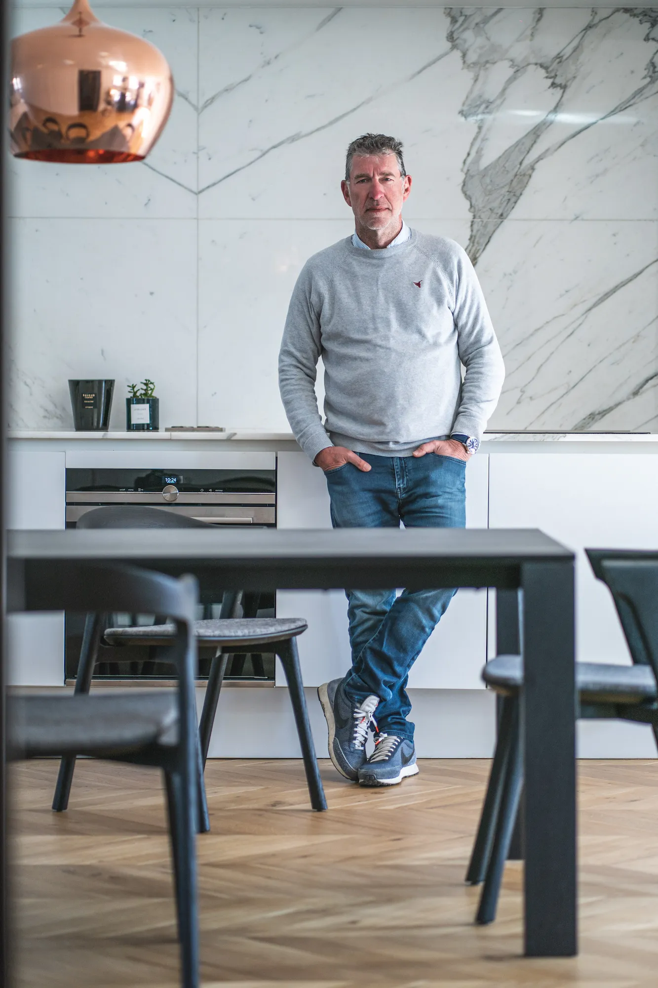 portrait femme debout mur texturé environnement design Paris