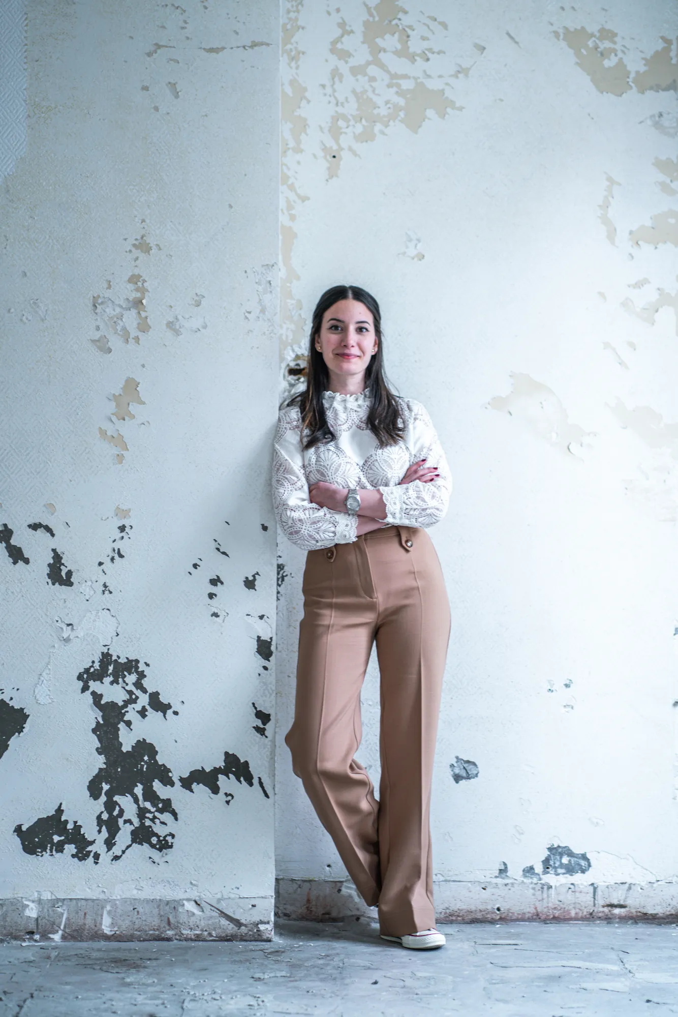 portrait professionnel femme en robe noire open space La Défense