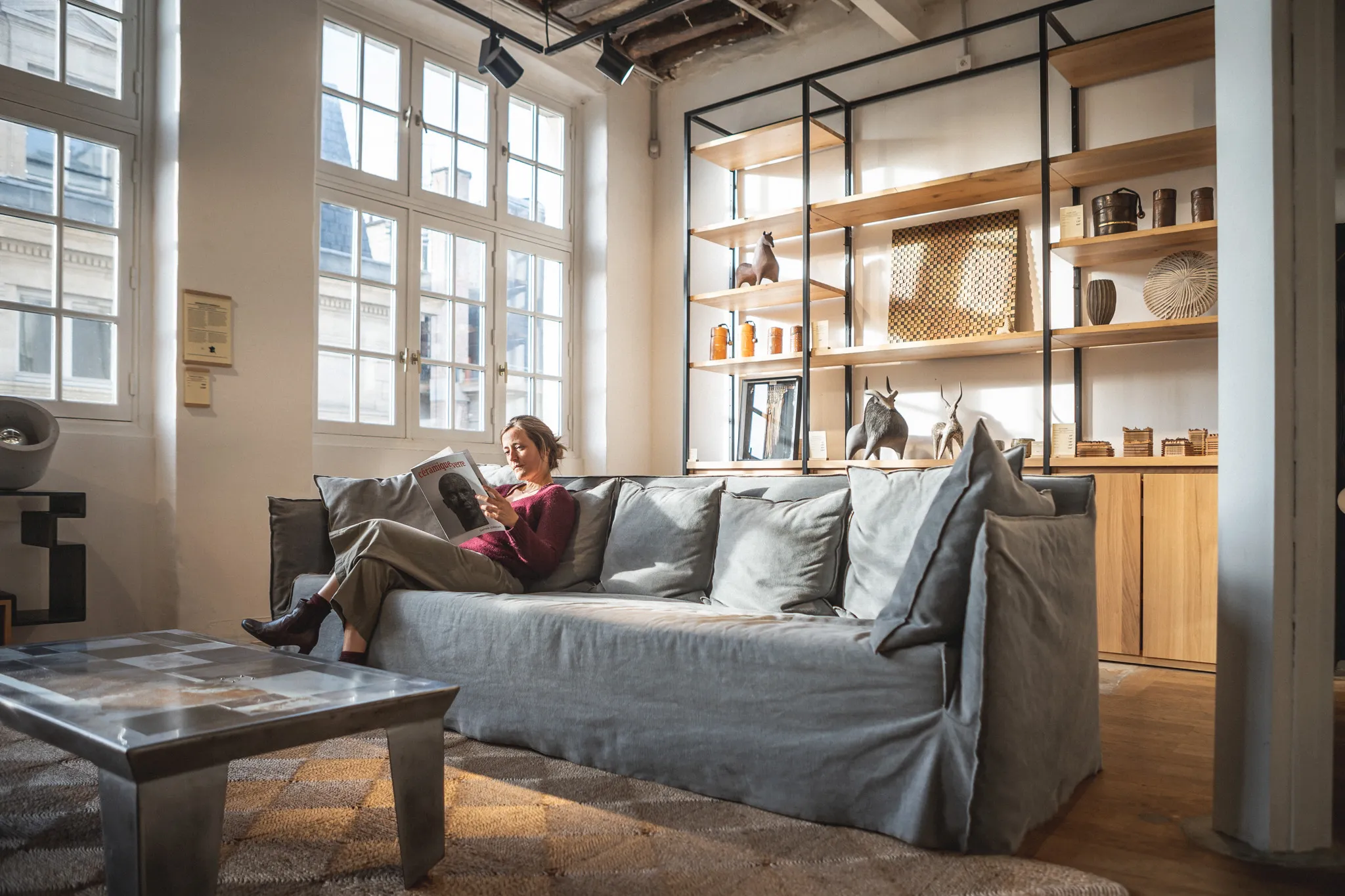 portrait dirigeant homme veste sombre lunettes couloir bureau Paris