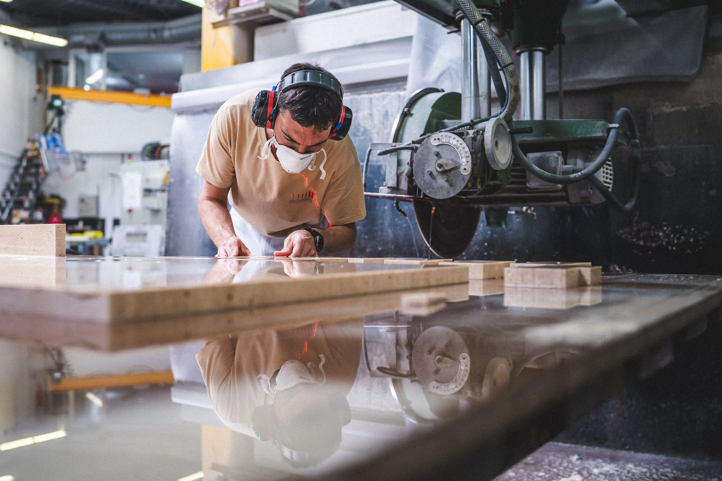 portrait professionnel homme en costume couloir de bureau Paris